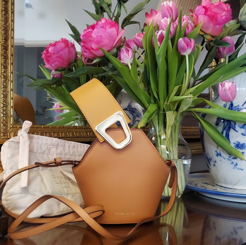 VERY Chic leather Crossbody